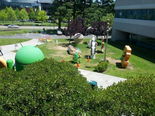 Android Jelly Bean mascotte on Google lawn Android Jelly Bean mascotte on Google lawn
