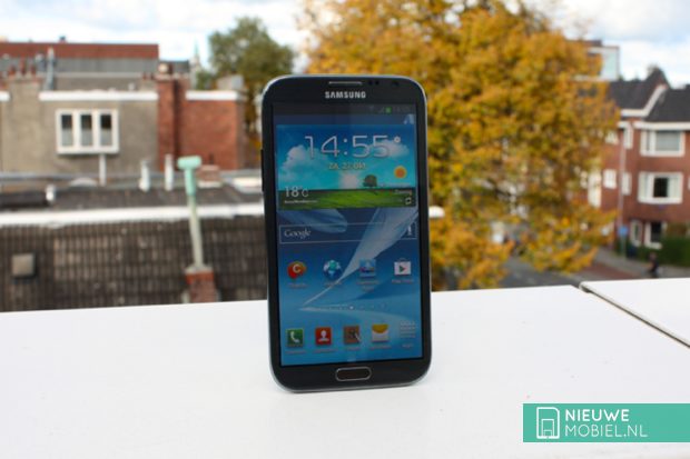 Samsung Galaxy Note 2 outside