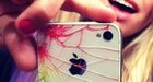 Uitgeleefde telefoon met gebroken scherm helemaal in