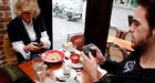 Onderzoek wijst uit; smartphones maken je niet asocialer