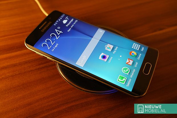 Samsung Galaxy S6 edge on Wireless Charger