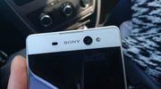 Schermrandloze Sony Xperia C6 in het wit op de foto
