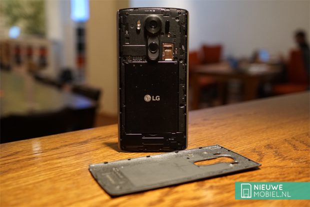 LG V10 inside