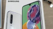 Verkoopdoos toont Samsung Galaxy A90 5G met triple camera