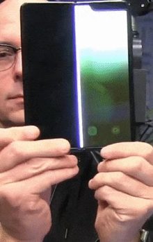 Ergens tussen de 110.000 en 120.000 vouwen is het scherm van de Samsung Galaxy Fold stuk gegaan. / via @danackerman