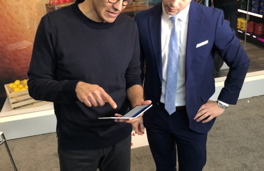 Jij niet maar Microsoft CEO Nadella heeft hem al wel: de Microsoft Surface Duo / via @BrianSozzi