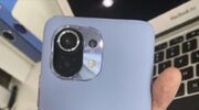 La foto muestra a Xiaomi Mi 11 con el trasero de cuero