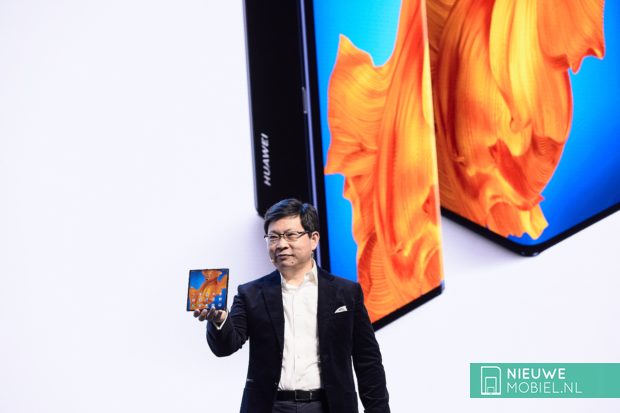 Richard Yu met de Huawei Mate Xs