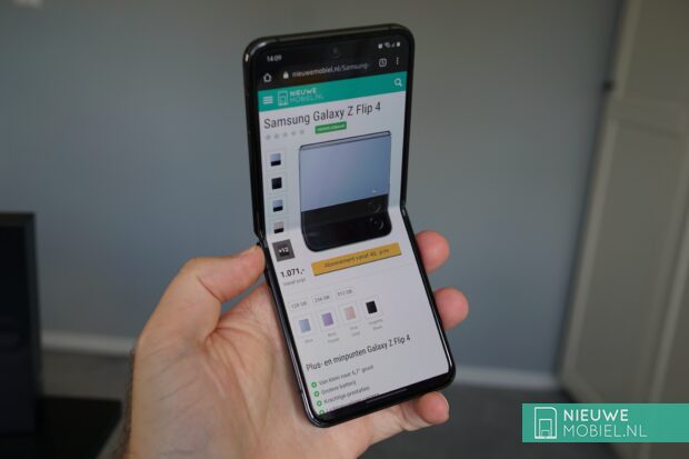 Samsung Galaxy Z Flip4 halb geöffnet