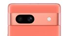 Nieuwe Google Pixel 7a in koraalkleurige uitvoering zien