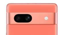 Nieuwe Google Pixel 7a in koraalkleurige uitvoering zien