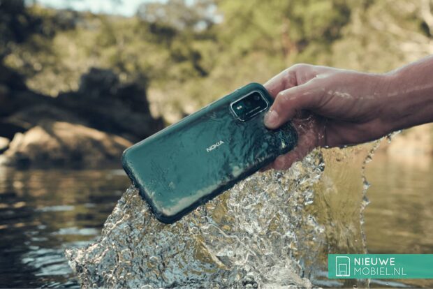 Nokia XR21 in Farbe Pine Green wird aus dem Wasser genommen