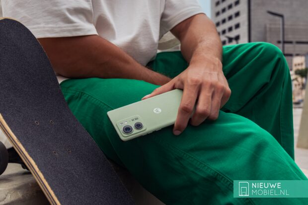 De gloednieuwe Motorola edge 40 in Nebula Green en veganistische lederen achterkant