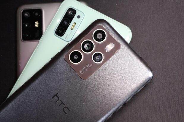 HTC U23 Pro à côté de quelques autres téléphones