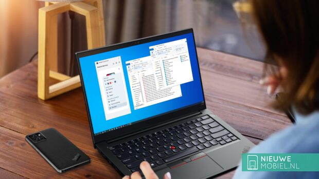 Lenovo ThinkPhone von Motorola neben einem ThinkPad Laptop