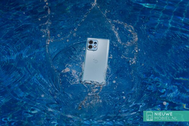 Motorola edge 40 Pro posé dans une piscine