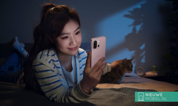 OnePlus 13T in pink Hands On OnePlus 13T in pink Hands On