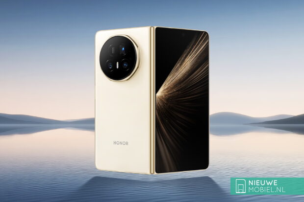 Honor Magic V5 in Ivory White