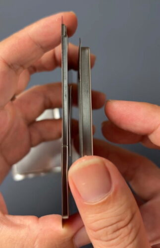 Apple iPhone 17 Air battery casing compared to iPhone 17 Pro