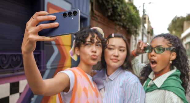 Samsung Galaxy S25 FE taking selfie