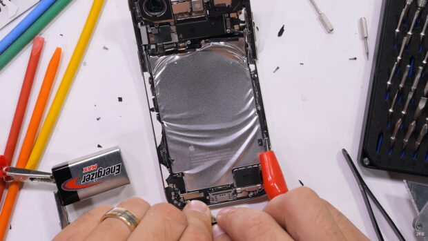 Apple iPhone Air Battery Swap by Jerryrigeverything