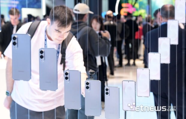 Samsung Galaxy S25 Edge on display by Etnews Samsung Galaxy S25 Edge on display by Etnews