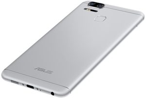 Asus Zenfone Zoom S sølv bakside venstre side bunn