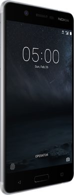 Nokia 5 hopea etupuolella